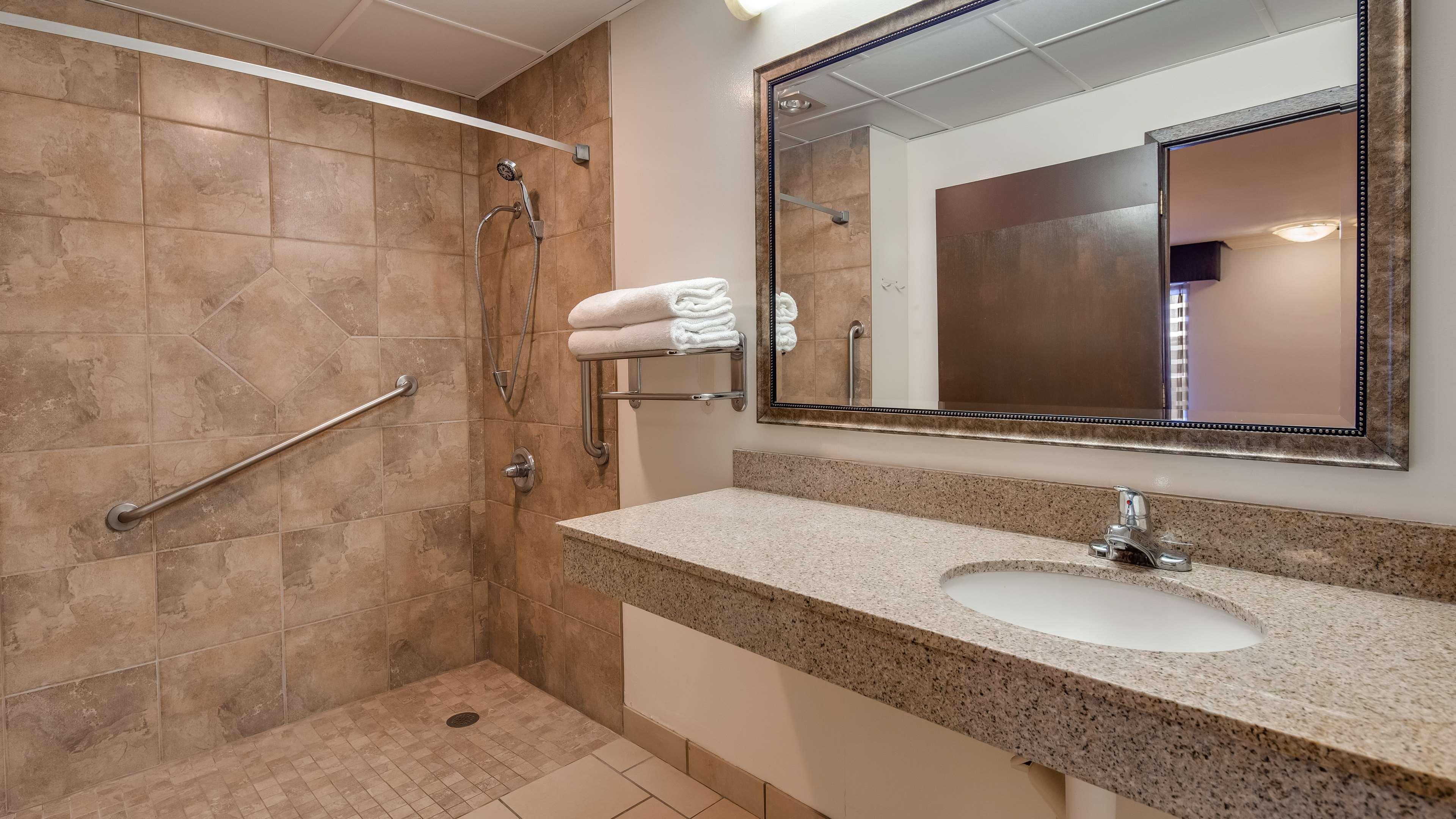 Best Western Angus Inn Great Bend Exterior photo